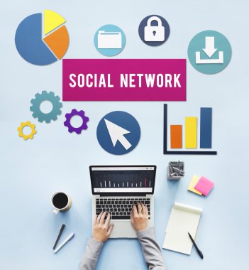 Dizüstü bilgisayar kullanan kadın