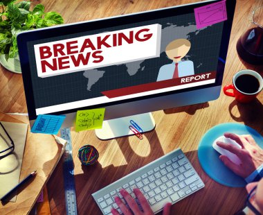 Bilgisayarda çalışan adam