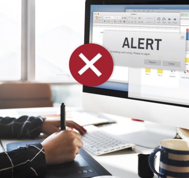 bilgisayar ile çalışan kadın