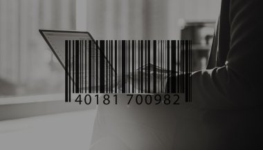 Dizüstü bilgisayar tutan kadın