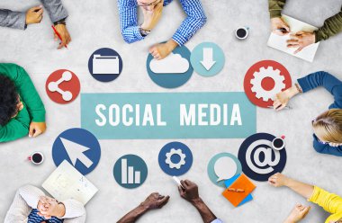 Sosyal medya kavramı üzerinde işaret eden iş adamları