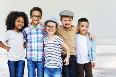 Çocuklar birlikte oynuyor.