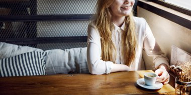 Akıllı telefon kullanan kadın