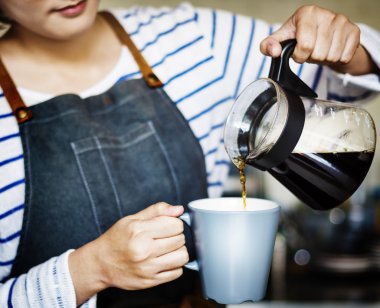 Barista dökerek kahve
