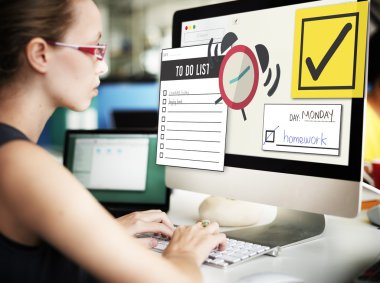 işkadını üstünde bilgisayar listesi ile çalışma