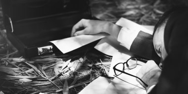 Parkta Uyuyan işadamı