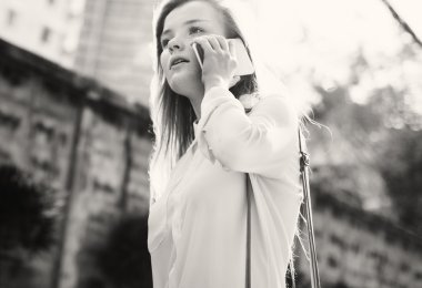 Akıllı telefon kullanan kadın