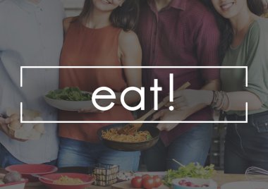 mutfakta yemek arkadaşlar