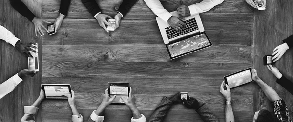 Gente de negocios trabajando con tecnología — Foto de Stock