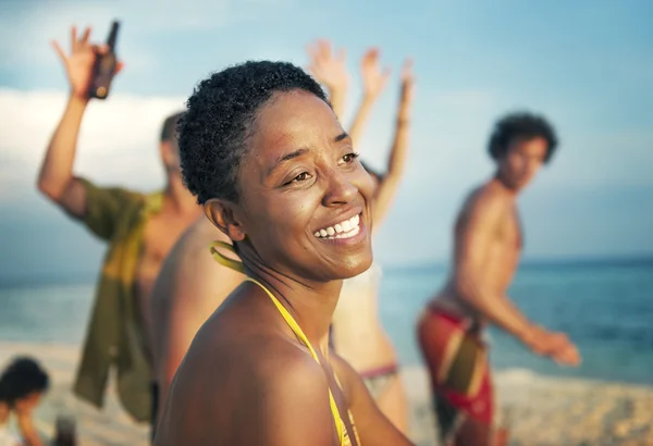 Afrikansk kvinna på Beach party — Stockfoto