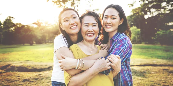 Hermosa familia asiática —  Fotos de Stock