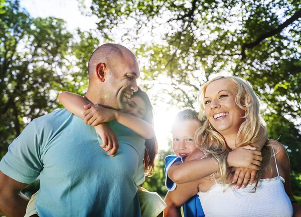 Familia jugando y caminando al aire libre —  Fotos de Stock