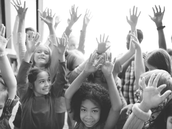 Les enfants se lèvent la main — Photo