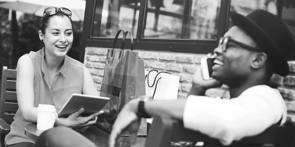Couple dans le café après le shopping — Photo