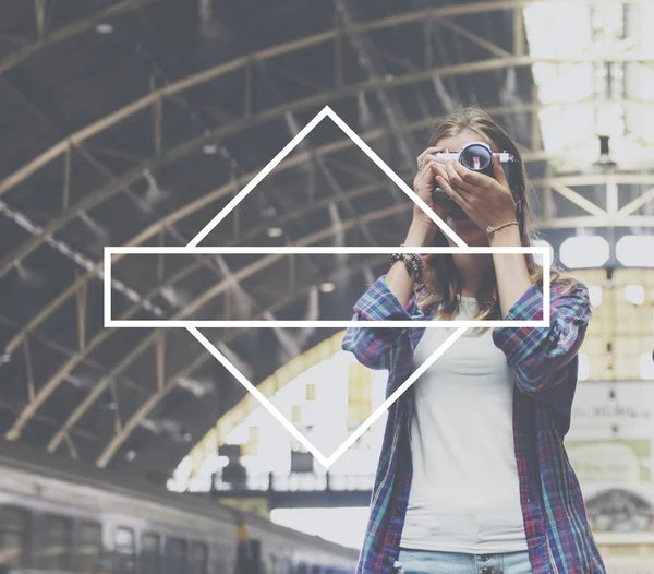 Mujer haciendo fotos en el fondo —  Fotos de Stock