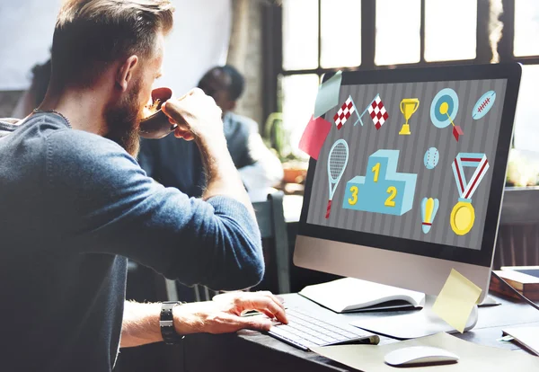 Homem trabalhando com computador — Fotografia de Stock