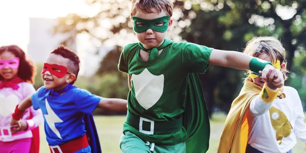 Superhéroes Niños jugando juntos — Foto de Stock