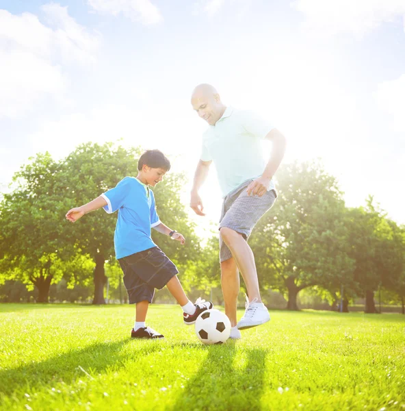 Padre giocare a calcio con il piccolo figlio — Foto Stock