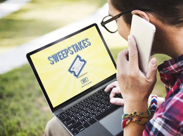 Uomo in possesso di laptop — Foto Stock