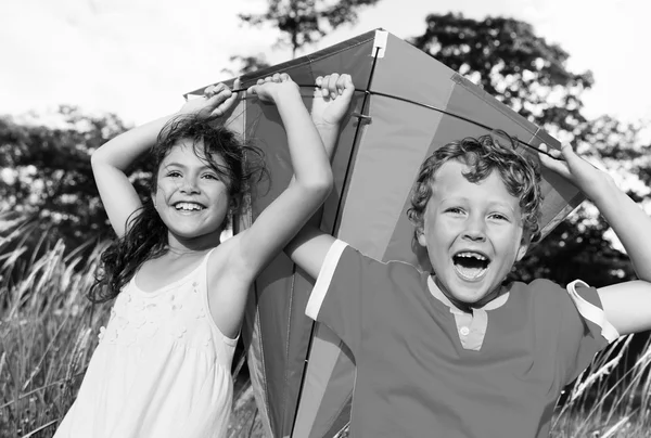 Fröhliche Kinder spielen mit Drachen — Stockfoto