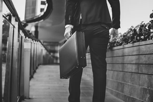 スーツのビジネスマンを歩く — ストック写真