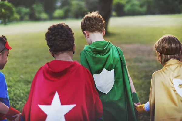 Super-eroi copii jucându-se împreună — Fotografie, imagine de stoc