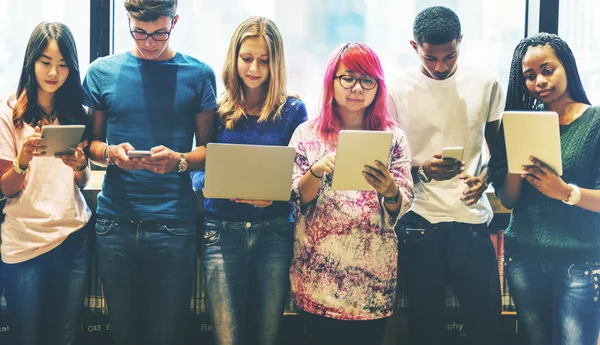 Schüler nutzen digitale Geräte — Stockfoto