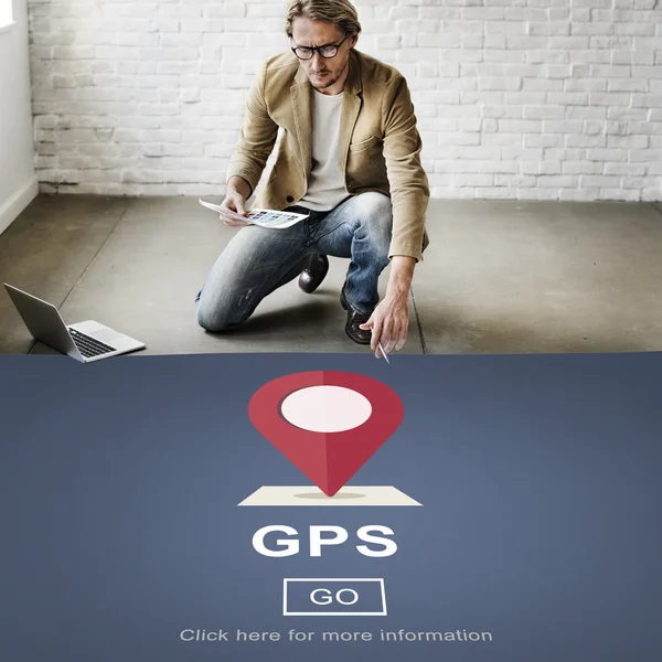 Geschäftsmann arbeitet mit GPS — Stockfoto