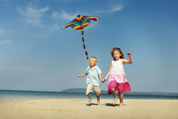 Счастливые дети, играющие вместе — стоковое фото