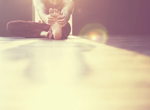 Homem fazendo Yoga Prática — Fotografia de Stock