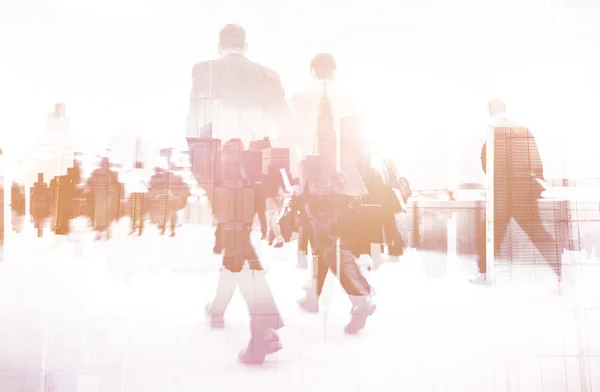 Gente de negocios caminando en la ciudad — Foto de Stock