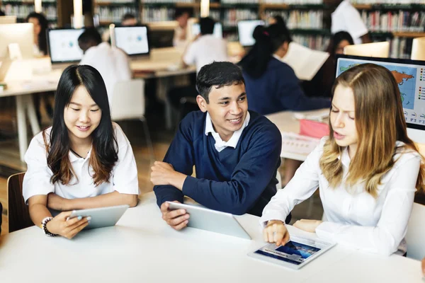 Estudantes que navegam em tablets digitais — Fotografia de Stock