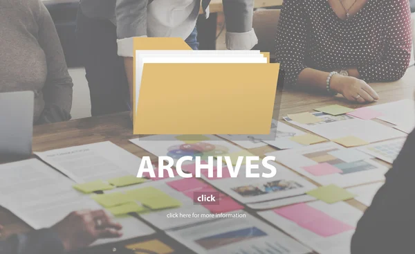 Imprenditori che lavorano con Archives Concept — Foto Stock