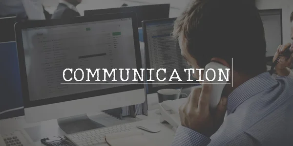 Hombre de negocios trabajando en la computadora con la comunicación —  Fotos de Stock