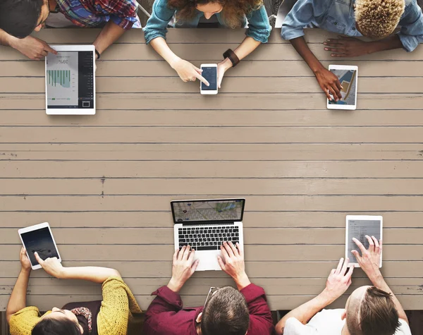 Diversity Menschen und digitale Geräte — Stockfoto