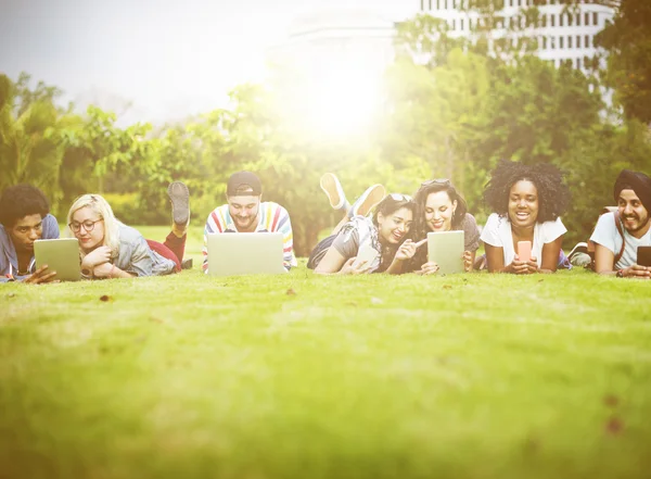 Amici che studiano insieme nel parco — Foto Stock