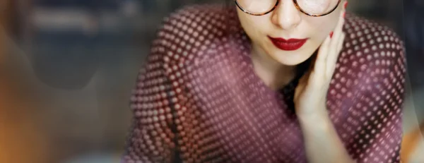 Mujer en gafas de estilo — Foto de Stock