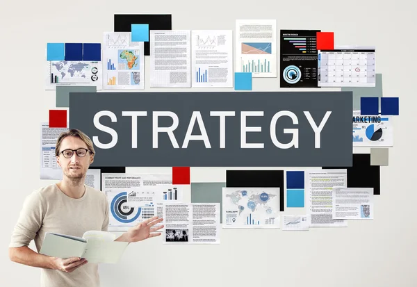 Zakenman werken met strategie — Stockfoto