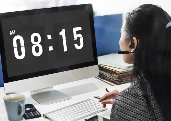 Affärskvinna arbetar på dator med klocka — Stockfoto