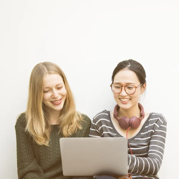 Meninas trabalhando com laptop — Fotografia de Stock