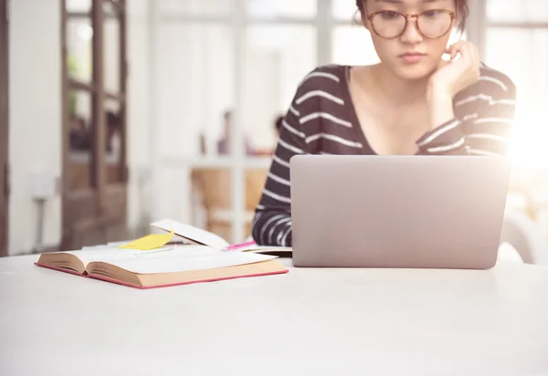 Mujer trabajando con computadora — Foto de Stock