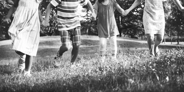 Barn som leker utomhus — Stockfoto