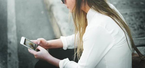 Vrouw met smartphone — Stockfoto