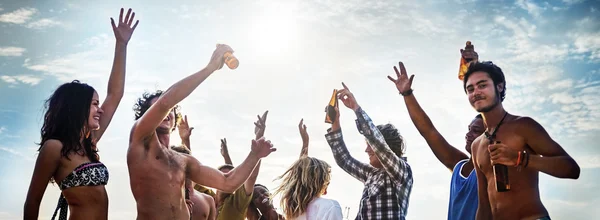 Gruppe von Freunden bei sommerlicher Strandparty — Stockfoto