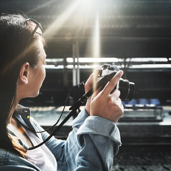 Flicka fotograf gör bilder — Stockfoto