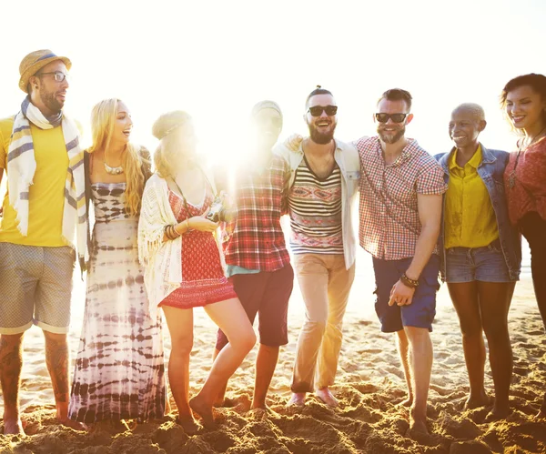 Grupp vänner ha kul på stranden — Stockfoto