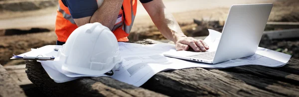 Ingeniero Trabajador con plan —  Fotos de Stock