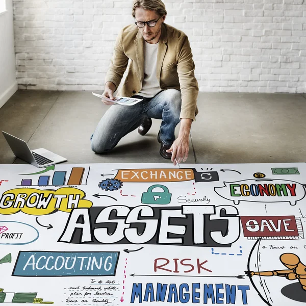 Hombre de negocios trabajando con activos —  Fotos de Stock