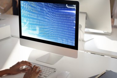 bilgisayar monitörü ikili kodu içeren