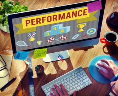 Bilgisayar kullanan adam 